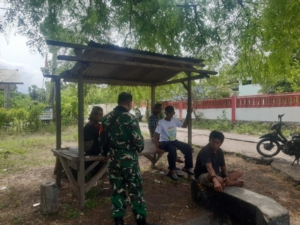 Babinsa Watuliwung Gelar Komsos Bahas Kamtibmas Bersama Pokmas