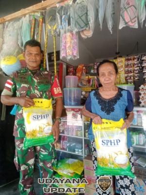 Babinsa Batutua Salurkan Beras SPHP Melalui GPM, 17 Karung Terjual kepada Warga