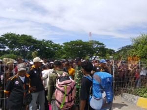 Babinsa Koramil 1624-03 Kawal Aktivitas Kedatangan KM Bukit Siguntang di Pelabuhan Lewoleba