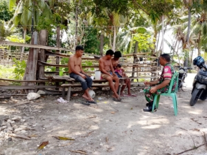 Komsos Babinsa dan Warga Faifua Wujudkan Hubungan Harmonis dan Kondusif