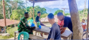 Babinsa Ramil 1602-01/Ende Tingkatkan Kamtibmas Lewat Komsos dan Pamwil di Kampung Nualolo