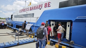 Babinsa Koramil Ba’a Pantau Kedatangan dan Keberangkatan Express Bahari 8E di Pelabuhan Ba’a