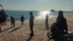 Babinsa Batutua Awasi Keberangkatan Perahu Rakyat di Pelabuhan Ndao Nuse