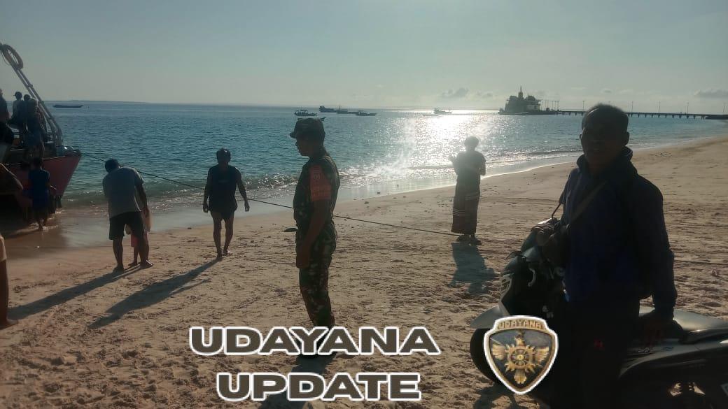 Babinsa Batutua Awasi Keberangkatan Perahu Rakyat di Pelabuhan Ndao Nuse