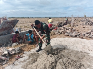 Babinsa Rindi Umalulu Bantu Warga Bangun Saluran Irigasi Sawah