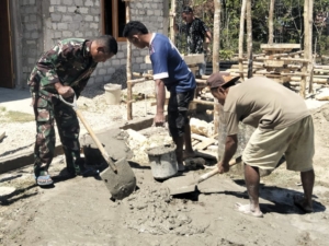 Wujud Kepedulian, Babinsa Koramil 01/Loli Gotong Royong Bangun Rumah Bersama Warga