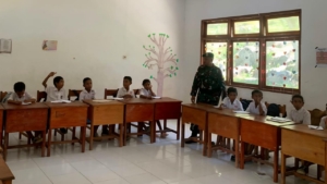 Satgas Pamtas Pos Lakmars Bantu Tingkatkan Pendidikan di SDK Henes