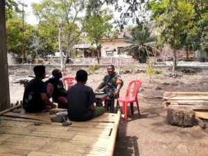 Babinsa Fungafeng Gelar Komsos, Perkuat Keamanan dan Kedekatan dengan Warga