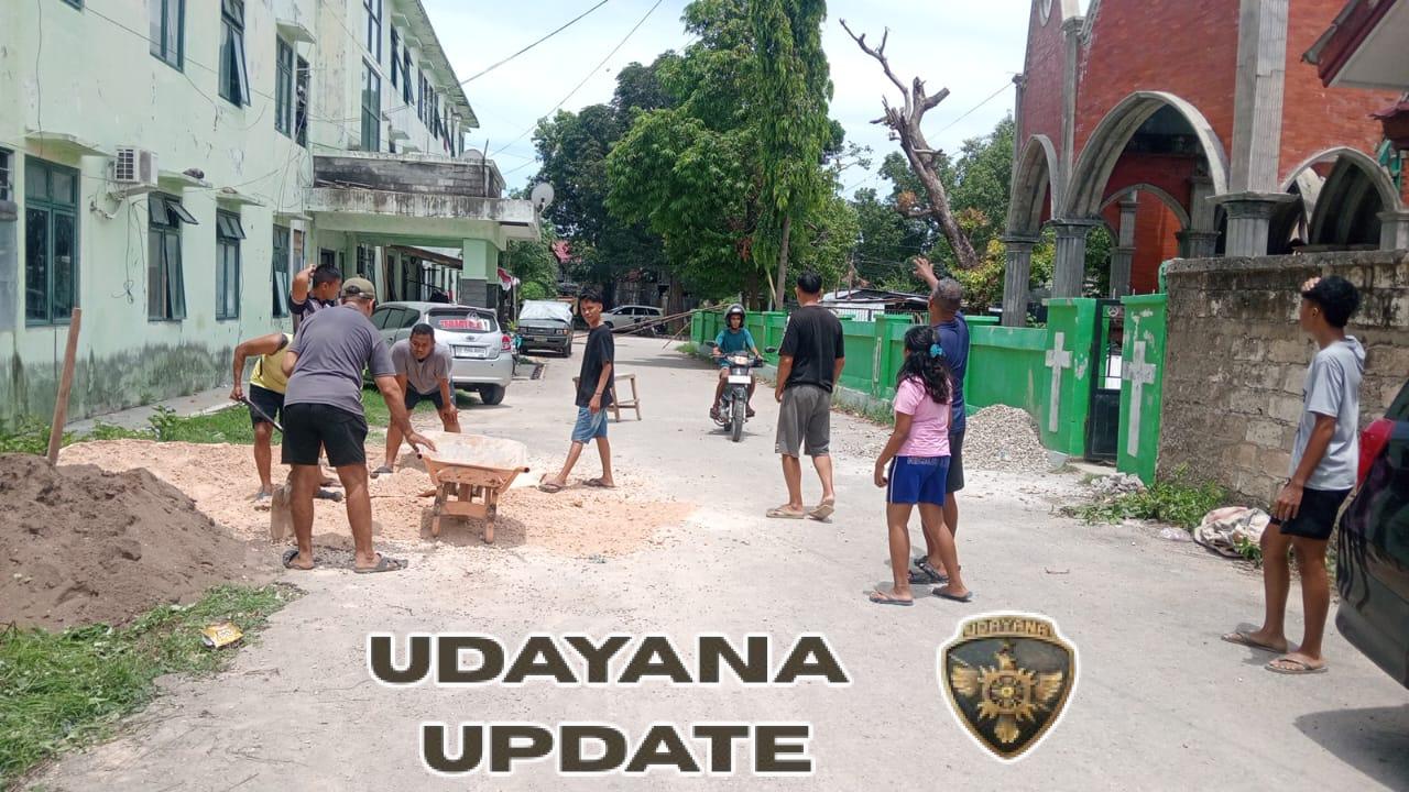 @.Antisipasi Kecelakaan, Ketua RT 26. RW.06, Asten Kuanino Bersama Warga Kerja Bakti Tambal Jalan Rusak.