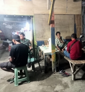 Babinsa Koramil 1628-04/Poto Tano Gelar Patroli Malam, Warga Diimbau Tetap Jaga Kamtibmas