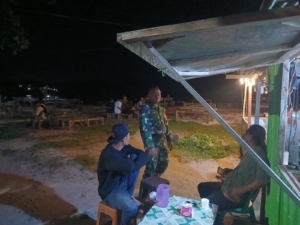 Babinsa Desa Pasir Putih Laksanakan Patroli Malam di Area Hiburan dan Pantai Maluk