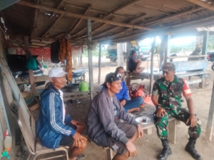 Babinsa Desa Tebo Koramil 1628-04/Poto Tano Intensifkan Komsos dan Monitoring Wilayah, Ajak Warga Jaga Keamanan dan Ketertiban Desa