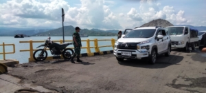 Babinsa Desa Kokarlian Serda Beni Eka S Amankan Aktivitas di Pelabuhan Poto Tano, Situasi Berjalan Kondusif