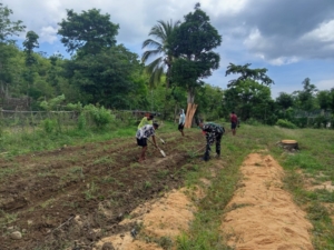Dorong Para Pemuda Untuk Jadi Petani Milenial, Babinsa Dampingi Penyiapan Lahan Bedeng