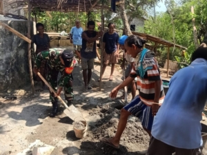 Babinsa Watukobu dan Warga Bangun Bak PAH Bantuan NTA Australia