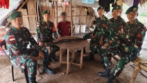 Satgas Pamtas Yonarhanud 2 Kostrad Terima 4 Pucuk Senjata Api dari Warga Perbatasan
