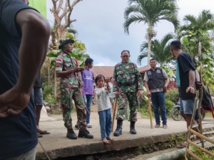 Babinsa Bola Laksanakan Pemberantasan Anjing Rabies di Wilayah Binaan