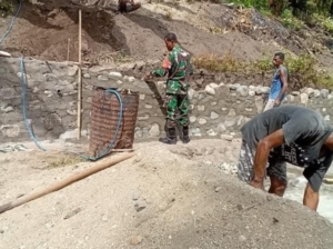 Cegah Longsor, Babinsa Koramil 1603-03/Paga Gelar Karya Bakti Pembangunan Tembok Penahan Tanah