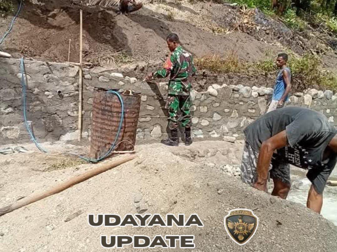 Cegah Longsor, Babinsa Koramil 1603-03/Paga Gelar Karya Bakti Pembangunan Tembok Penahan Tanah