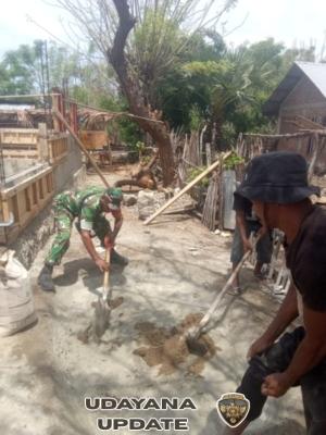 Babinsa Koramil 1602-04/Maurole Gelar Karya Bhakti Bangun Rumah Layak Huni di Desa Ndondo