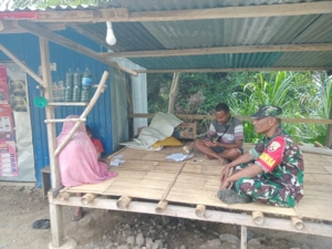 Babinsa Maurole Tingkatkan Komsos dan Pamwil, Warga Sambut Antusias