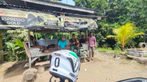 Babinsa Koramil 1602-04/Maurole Laksanakan Pamwil dan Komsos di Desa Unggu