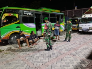 Sertu Saidin Pimpin Personel Koramil 1630-01/Komodo Patroli di Labuan Bajo