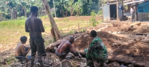 Wujud Kemanunggalan TNI-Rakyat, Babinsa Turun Tangan dalam Pembangunan Rumah Warga