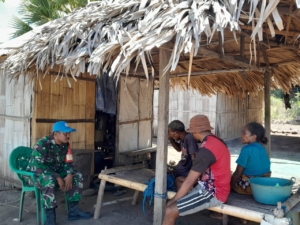 Komsos Bersama Nelayan, Babinsa Tegaskan Pentingnya Kewaspadaan dalam Aktivitas Melaut