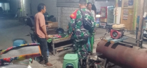 PiketKoramil 1628-02/Sekongkang Laksanakan Patroli Malam, Tingkatkan Kewaspadaan Masyarakat