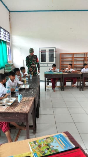 Babinsa Koramil 1628-01/Taliwang Dampingi Program Makan Sehat Bergizi di SDN Sermong