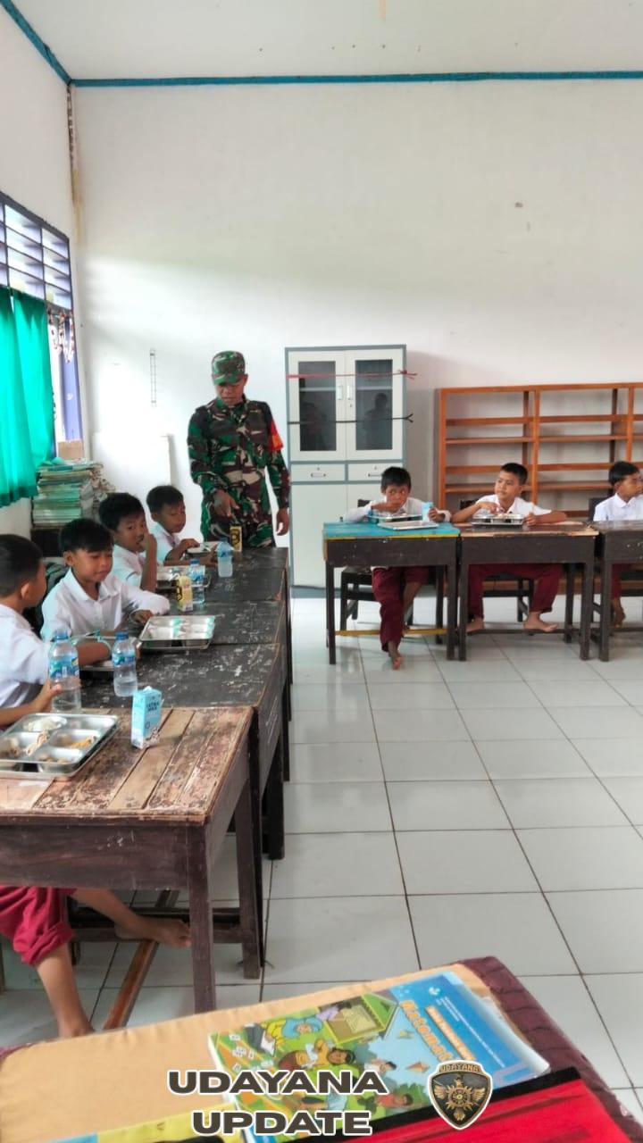 Babinsa Koramil 1628-01/Taliwang Dampingi Program Makan Sehat Bergizi di SDN Sermong