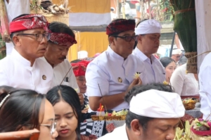 Bupati Sanjaya Pimpin Persembahyangan Bersama pada Pujawali di Pura Luhur Batukau