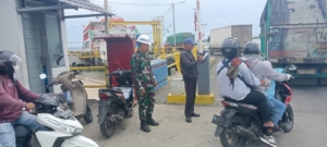 Babinsa Koramil 1628-04/Poto Tano Amankan Aktivitas Penyeberangan di Pelabuhan Poto Tano