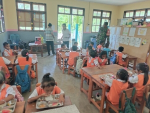 Babinsa Pantai Baru Dampingi Pemberian Makanan Sehat Bergizi kepada 3.093 Siswa di Rote Ndao