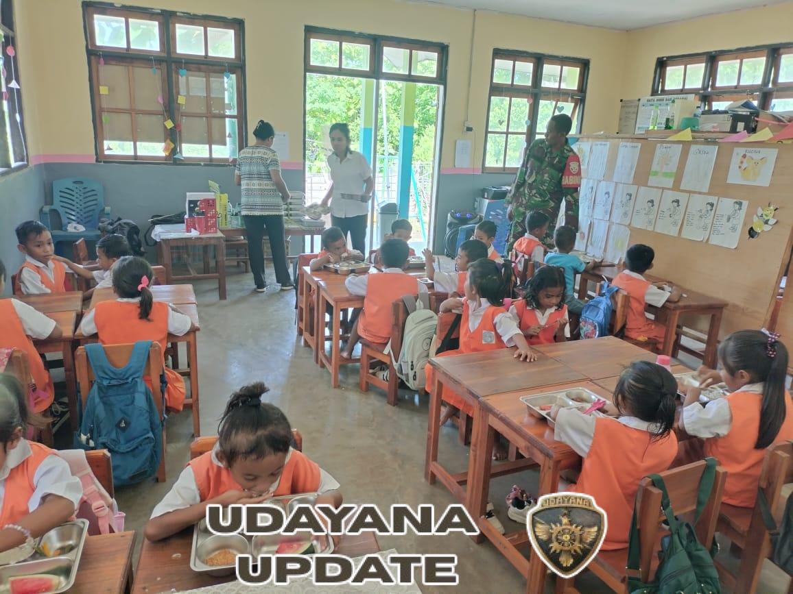 Babinsa Pantai Baru Dampingi Pemberian Makanan Sehat Bergizi kepada 3.093 Siswa di Rote Ndao