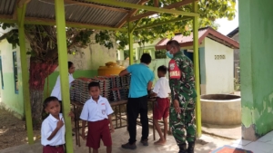 Babinsa Dampingi Pembagian Makan Bergizi untuk 2.905 Pelajar di Rote Timur