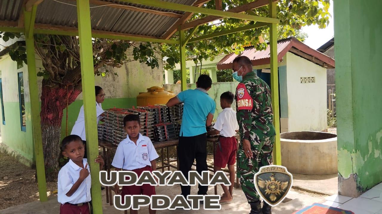 Babinsa Dampingi Pembagian Makan Bergizi untuk 2.905 Pelajar di Rote Timur