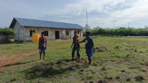 Babinsa Waingapu Bersama Kades Napu Pasang Patok Batas Lahan Koperasi Merah Putih