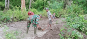 Babinsa Naikliu Ajak Warga Kerja Rabat Jalan Bersama