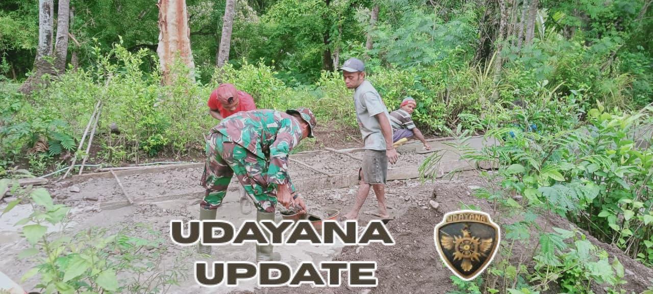 Babinsa Naikliu Ajak Warga Kerja Rabat Jalan Bersama