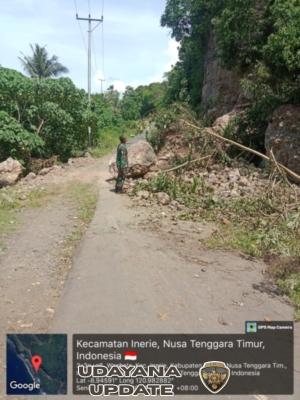 Babinsa Aimere Laksanakan Pengecekan Longsor di Desa Waebela Kecamatan Inerie