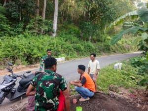 Babinsa Maurole Jalin Kedekatan dengan Warga Lewat Komsos di Desa Ngesa Biri