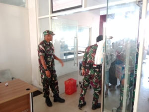 Babinsa Koramil 1602-01/Ende Lakukan Pamwil dan Komsos Saat Kedatangan KM WILIS