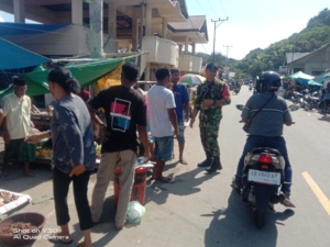 Babinsa Koramil 1602-01/Ende Tingkatkan Keamanan Pasar Nangapanda Lewat Komsos dan Pamwil