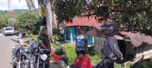 Babinsa Koramil 1602-03/Detusoko Laksanakan Komsos dan Pemantauan di Desa Ndikosapu