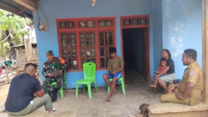 Babinsa Sertu Petrus Gudu Laksanakan Komsos dan Monitoring di Desa Oenitas