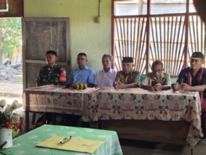 Babinsa Larantuka Dampingi Pelantikan Kadus Baru di Desa Latonliwo