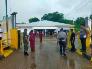 Babinsa Amankan Aktivitas Kapal Fery Kalibodri di Pelabuhan Pantai Baru