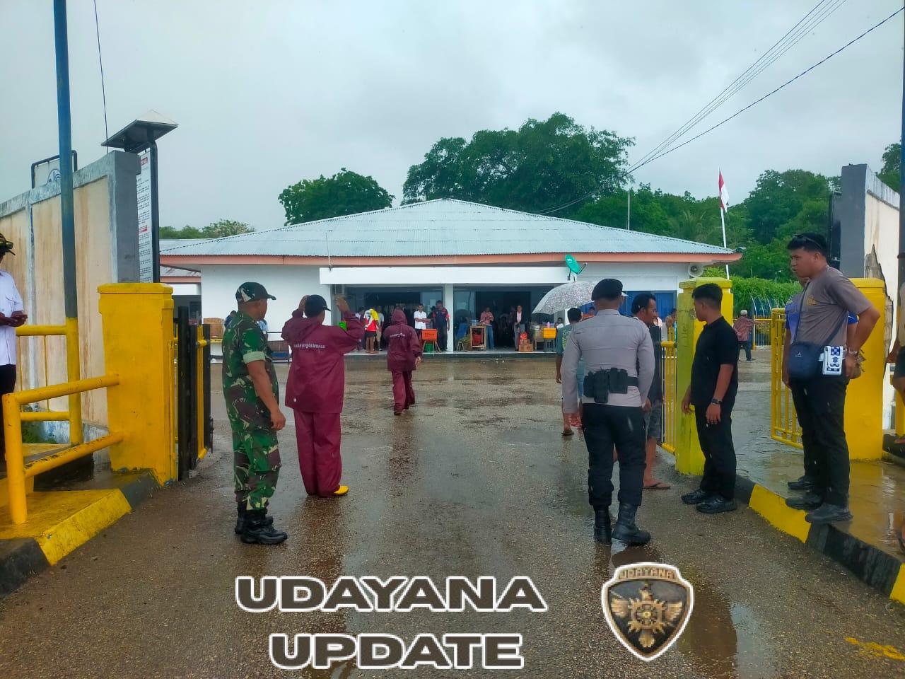 Babinsa Amankan Aktivitas Kapal Fery Kalibodri di Pelabuhan Pantai Baru